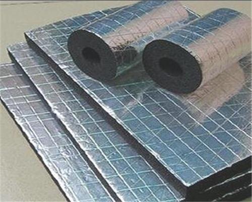铝箔贴面橡塑保温板厂家 橡塑板的可塑性是非常强的,所以这种材料在
